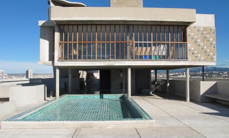 Façades modernes de l'Hôtel Lille Europe sur l'Avenue Le Corbusier, mêlant design et praticité pour les voyageurs